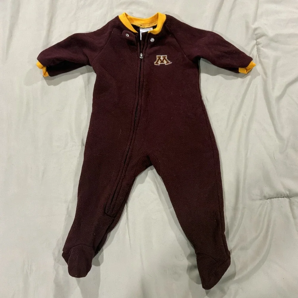 Infant/Baby Minnesota Gophers 6/9 Mo Footies Pajamas PJs‎ Rivalry Threads